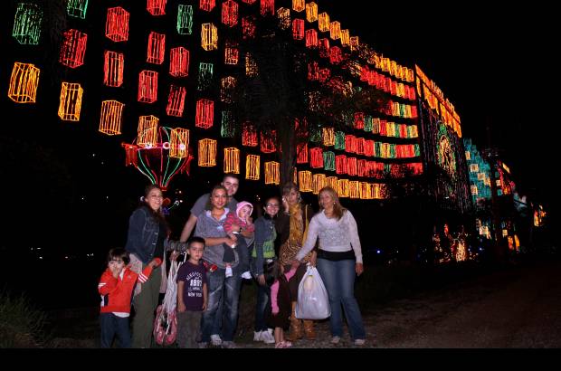 Jaime P&#233;rez - Qu&#233; suertudos. Esta familia se pudo tomar las primeras fotos con el alumbrado navide&#241;o de Medell&#237;n encendido.