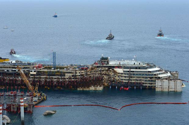 AFP - Las operaciones de reflote comenzaron a las 6:00 de la mañana, hora local, y en esta primera fase la embarcación ya se ha desprendido de las plataformas artificiales submarinas en las que permanecía apoyada.