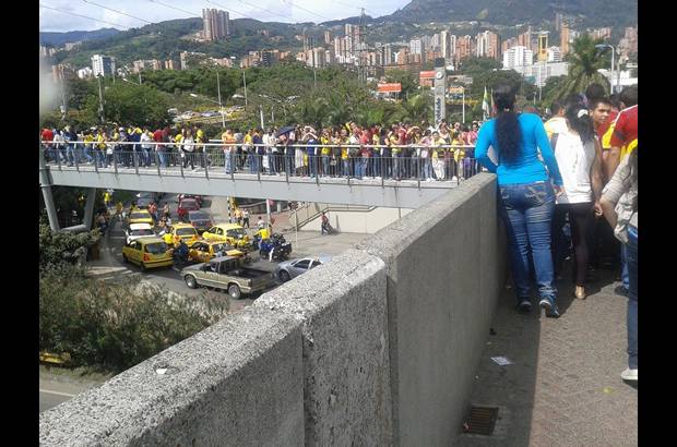 Sandra L&#243;pez Herrera - Con camisetas rojas y amarillas Medell&#237;n disfrut&#243; del encuentro entre la Selecci&#243;n Colombia y Brasil. El parque El Poblado, parque Lleras, avenida 33 y la plazoleta del Centro Administrativo La Alpujarra fueron los lugares de encuentro.