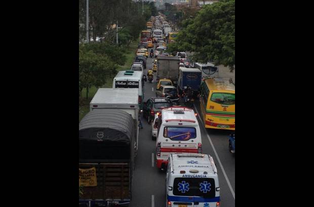 Julio Cesar Herrera - Con camisetas rojas y amarillas Medell&#237;n disfrut&#243; del encuentro entre la Selecci&#243;n Colombia y Brasil. El parque El Poblado, parque Lleras, avenida 33 y la plazoleta del Centro Administrativo La Alpujarra fueron los lugares de encuentro.
