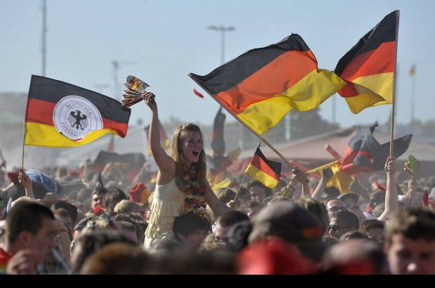 Reuters - Desde Berl&#237;n, cientos de seguidores alemanes celebraron el triunfo de su selecci&#243;n.
