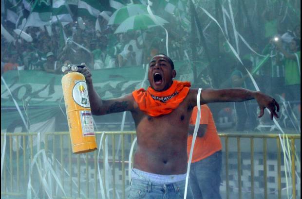 Manuel Saldarriaga y Esteban Vanegas - Para resaltar el excelente comportamiento de los hinchas.