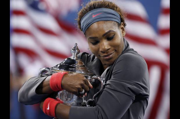 - Aquí abraza la copa tras ganar la final por 7-5, 6-7 (6-8) y 6-1.