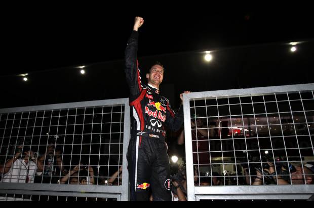 AP - El alemán Sebastian Vettel, de la escudería Red Bull, se convirtió en el piloto más joven en lograr el bicampeonato de Fórmula Uno al quedar en el tercer lugar del Gran Premio de Japón, carrera que ganó el británico Jenson Button.