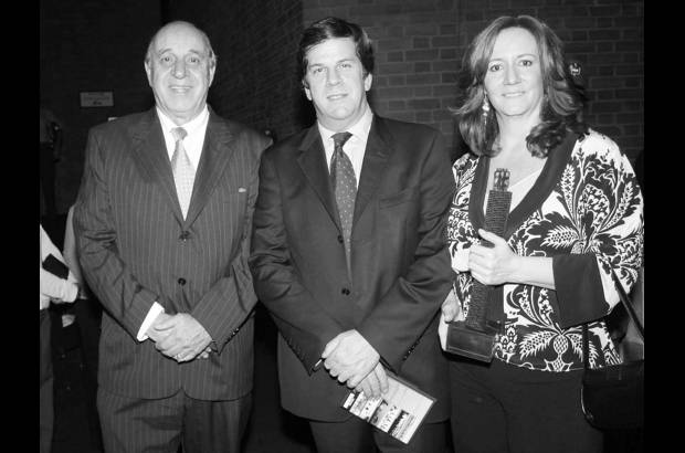 Archivo - Junto a Roberto Pombo de El Tiempo en una entrega del premio El Colombiano Ejemplar.