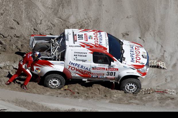 Reuters - Ante las dificultades del terreno, los mismos conductores son los encargados de sortear los problemas. La meta es llegar como sea al final de la carrera.