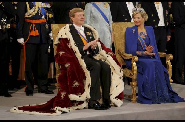 Reuters - El nuevo rey uso el manto de investidura, utilizado desde 1815 por los reyes y reinas de los Países Bajos.