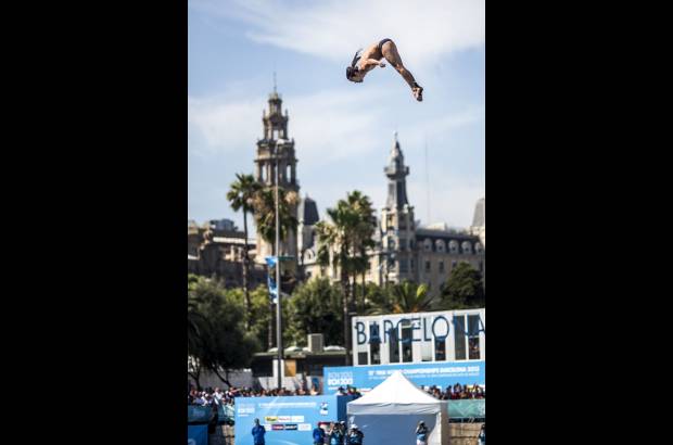 Reuters - Orlando Duque de Colombia se prepara para la entrada al agua en la competencia del Campeonato Mundial de Nataci&#243;n en Barcelona.