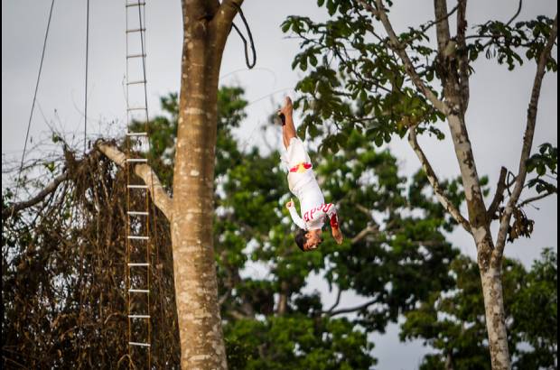 FOTO CORTESIA - COLPRENSA - Adem&#225;s de ejecutar sus mejores saltos, Orlando intercambi&#243; costumbres, comparti&#243; experiencias, disfrut&#243; del paisaje y vivi&#243; las maravillas de este hermoso lugar, l&#237;nea imaginaria que divide a estos tres pa&#237;ses latinoamericanos.