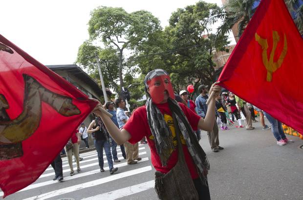 ESTEBAN VANEGAS - Las centrales obreras y grupos estudiantiles de las universidades Nacional y de Antioquia marcharon este 1 de mayo por las calles de Medell&#237;n, exigiendo garant&#237;as laborales al Gobierno Nacional. Al final de la movilizaci&#243;n se presentaron algunos enfrentamientos entre varios manifestantes y agentes de la Polic&#237;a.