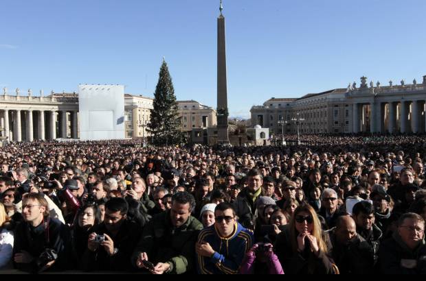 Reuters - En este d&#237;a de Navidad, el Papa, de 84 a&#241;os, asegur&#243; que Jes&#250;s vino al mundo para salvar al hombre de todos los tiempos, &quot;que no sabe superar por s&#237; solo las dificultades y peligros y necesita poner su mano en otra m&#225;s grande y fuerte, una mano tendida hacia &#233;l desde lo alto&quot;.