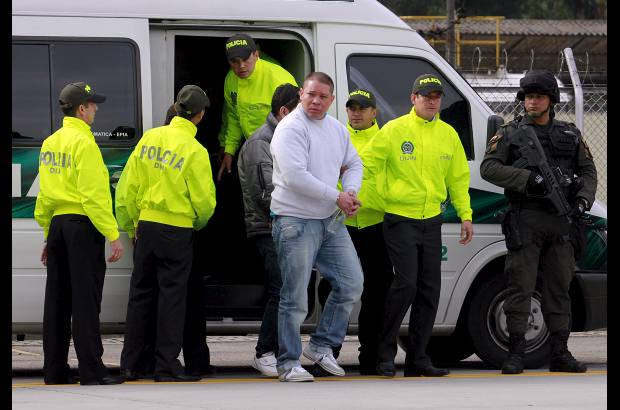 Colprensa - En un avión de la DEA fue traslado a Estados Unidos, este jueves por la mañana, Camilo Torres Martínez, alias "Fritanga", junto a otras seis personas para que respondan ante una Corte Federal de La Florida por el delito de narcotráfico.