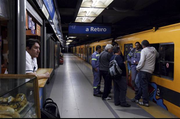 Reuters - La huelga, de 36 horas de duración, fue declarada el miércoles para reclamar mejores salarios, obras de mantenimiento y medidas de seguridad.