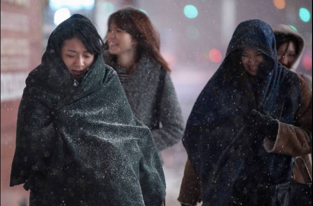 AP - Los gobernadores de Nueva York y Nueva Jersey declararon estado de emergencia por la gran tormenta de nieve que azota al noreste de Estados Unidos.