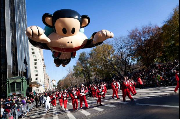 AP - Un mono con una mochila propulsora en la espalda es uno de los globos nuevos de este a&#241;o.