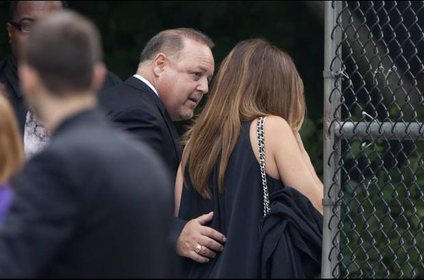 Reuters - La hija de Tony Soprano en la serie, la actriz Jamie Lyn Siegler, a la derecha, llega al funeral de James Gandolfini.