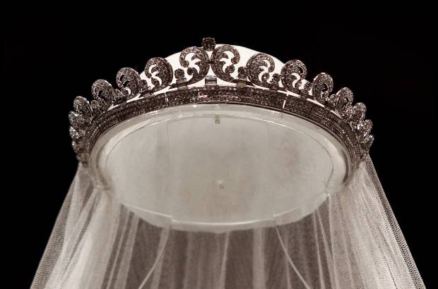 AP - El maniqu&#237; sin cabeza que lo porta sostiene tambi&#233;n la tiara de Cartier con 739 brillantes que la reina dej&#243; a Catalina Midlleton para el d&#237;a en el que se cas&#243; con su nieto mayor y segundo heredero al trono, Guillermo, duque de Cambridge.