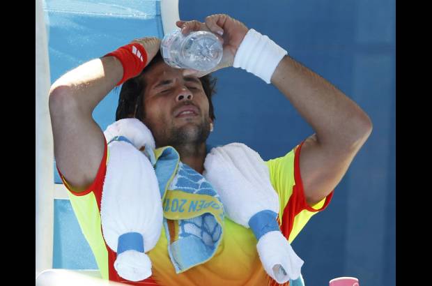 Reuters - El partido m&#225;s emotivo fue el protagonizado por Bernard Tomic, la joven promesa local de 19 a&#241;os, que se recuper&#243; de dos sets perdidos y al final derrot&#243; 4-6, 6-7 (3), 6-4, 6-2, 7-5 al espa&#241;ol Fernando Verdasco (22, en la foto).