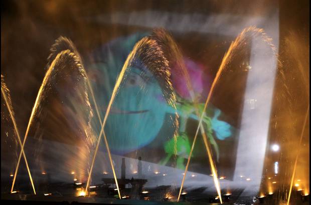 Róbinson Sáenz - El espectáculo gratuito de la fuente cibernética, que presenta la historia de Copetón y Gótica, se prende este jueves a las 8:30 p.m.