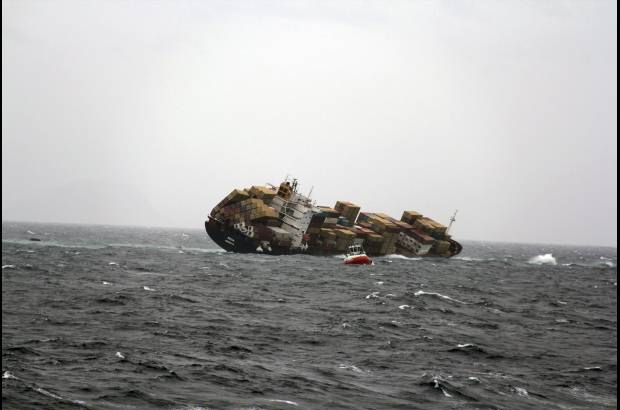 Reuters - El buque, propiedad de la compa&#241;&#237;a griega Costamare, transportaba 1.368 contenedores de los cuales 70 se han soltado y ca&#237;do al mar, aunque siguen a bordo los 11 que almacenan sustancias peligrosas, entre ellas ferrosilicio.