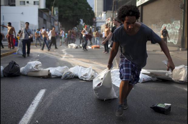Federico Ríos Escobar - El jefe del comando estratégico de la fuerza armada, mayor general Wilmer Barrientos, llamó a la gente a no dejarse dominar por lo que llamó campañas "de guerra psicológica".