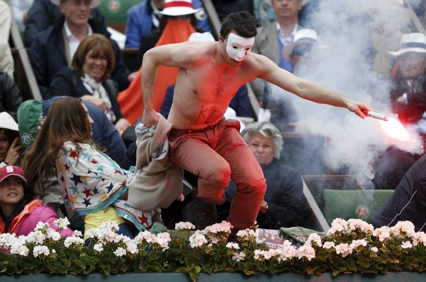 AP - Un hombre que trat&#243; de entrar en la cancha con una bengala encendida interrumpi&#243; el domingo brevemente la final del Abierto de Francia que disputaban Rafael Nadal y David Ferrer. El individuo, descamisado y con una m&#225;scara blanca, emergi&#243; de entre el p&#250;blico cercano a Nadal cuando el espa&#241;ol estaba por hacer su saque en el segundo set en ventaja de 5-1. El intruso ten&#237;a escrito en el vientre la leyenda &quot;Derechos de los ni&#241;os&quot;.