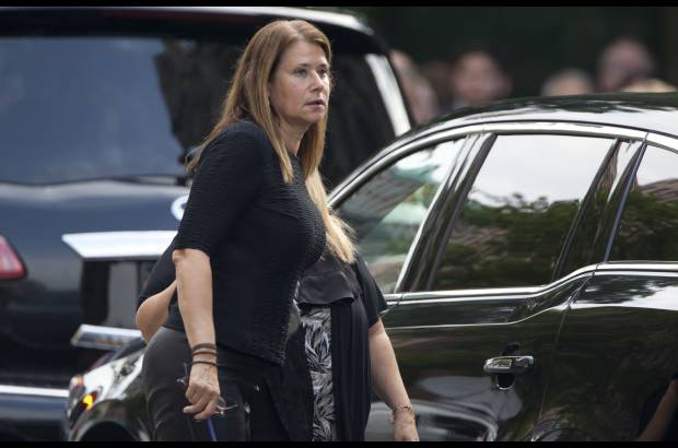 Reuters - La actriz Lorraine Bracco, la doctora Jennifer Melfi en los Sopranos asisti&#243; al funeral de su compa&#241;ero en la serie James Gandolfini.
