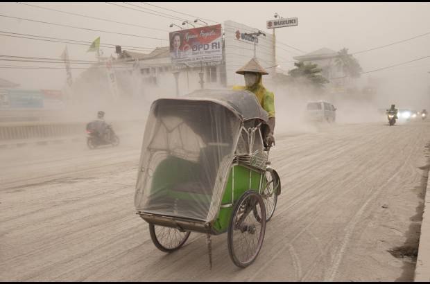 Reuters - El Volc&#225;n Monte Kelud estall&#243; y dej&#243; a una zona poblada de la isla indonesia de java llena ceniza y arena.