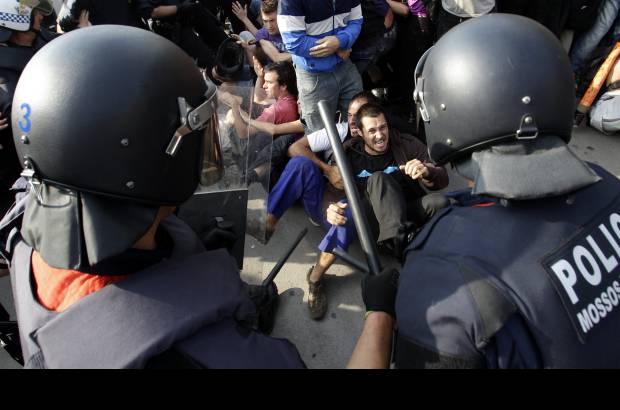 Reuters - Los manifestantes llevan en la calle desde el 15 de mayo, cuando se inició un movimiento ciudadano para pedir a los españoles que votaran a partidos minoritarios y dieran la espalda a las dos grandes formaciones, el Partido Popular (PP) y el Partido Socialista Obrero Español (PSOE) en las elecciones municipales y autonómicas del pasado domingo.