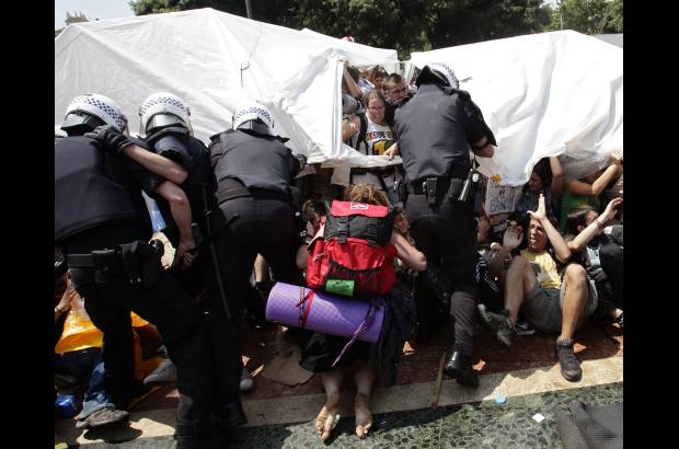 Reuters - Pero Barcelona no fue la única ciudad española en la que ester viernes se registraron incidentes entre las fuerzas de seguridad y los miembros del movimiento 15-M (15 de marzo).