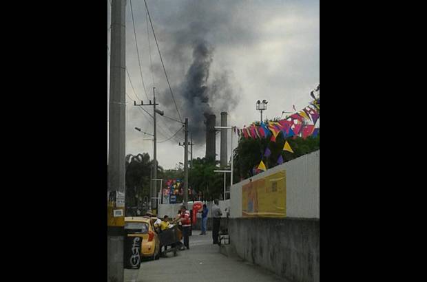FOTO CORTES&#205;A - Desde diferentes puntos del sur del &#225;rea metropolitana se report&#243; la aparici&#243;n de una columna de humo que sal&#237;a de las instalaciones de Peldar. La empresa inform&#243; que se trata de un trabajo de mantenimiento.