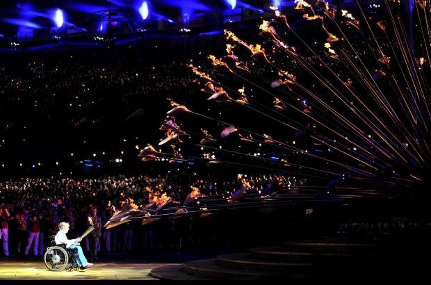 Reuters - Maughan, la primera campeona paralímpica británica ganadora de un oro, prendió el mismo pebetero utilizado en los Juegos Olímpicos.
