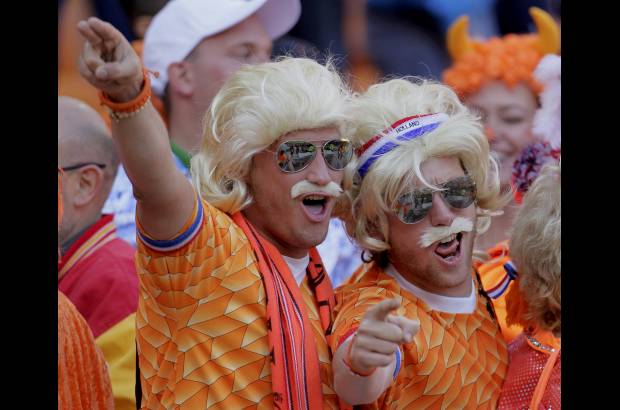 Reuters - Los llamativos trajes de los aficionados holandeses fueron lo más destacado del ambiente que se vivió en el Soccer City.