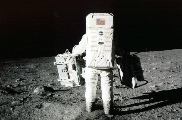 AP - NASA - 20 de julio de 1969. Edwin Aldrin realiza experimentos científicos durante la misión del Apolo 11. Uno de ellos consistió en la composición interna de la luna, y otro trató de determinar la distancia exacta de la Tierra.