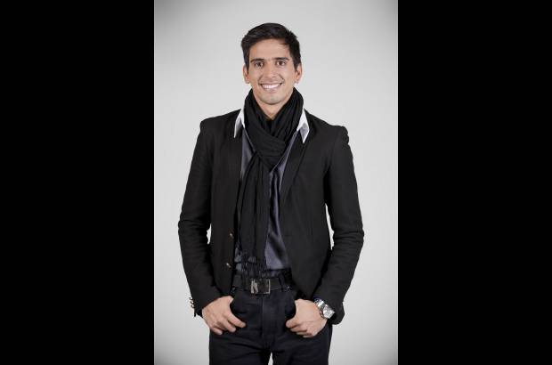Cortes&#237;a - Juan David Becerra sue&#241;a con llegar a los escenarios de Broadway. Cuenta con gran manejo de escenario debido a su formaci&#243;n art&#237;stica; tiene 25 a&#241;os y es cale&#241;o.