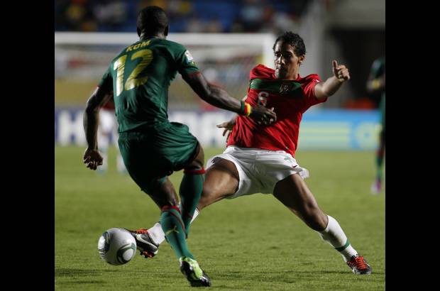 AP - En la primera etapa, de seis opciones claras de gol que tuvo, Portugal concret&#243; una. Fue la de Oliveira a los 19 minutos, ante un error de la zaga rival, para definir con un globito que dej&#243; sin chance a Jean Efala.
