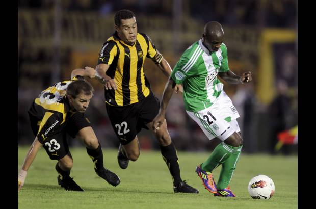 Reuters - El verde ya hab&#237;a dado cuenta 2-0 de Universidad de Chile, mientras que Pe&#241;arol hab&#237;a ca&#237;do en su visita al Godoy Cruz de Argentina por 1-0.