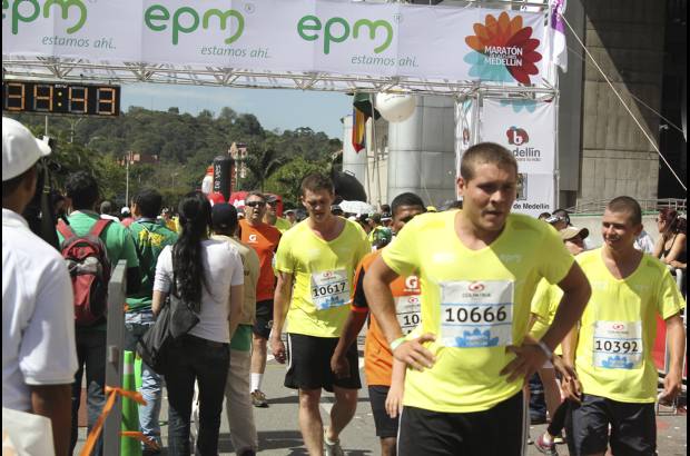 Esteban Jaramillo y Sebastián Salazar - Más de 10 mil competidores se dieron cita en esta histórica cita deportiva que se corría en las modalidades de 5, 10, 21 y 42 kilómetros.