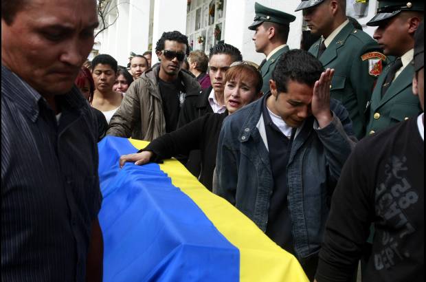 Germ&#225;n Enciso, Colprensa - Sus familiares y amigos acompa&#241;aron silenciosamente el cortejo f&#250;nebre hasta el Cementerio de Chapinero, donde fue sepultado.