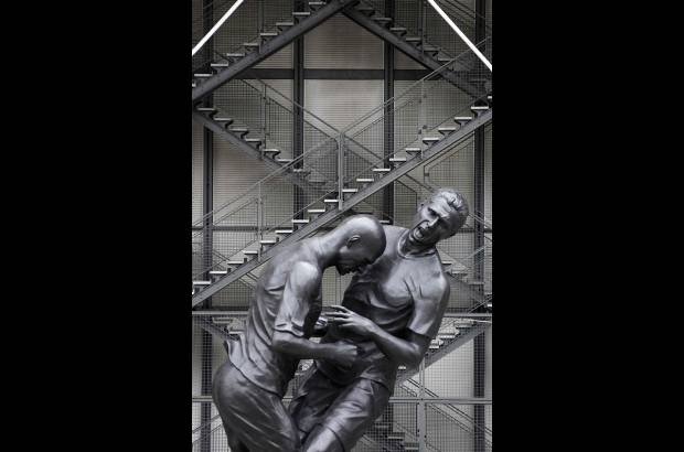 Foto Reuters - La estatua de cinco metros de altura presenta al astro francés apuntando su cabeza afeitada hacia el pecho de su oponente italiano, y está ubicada frente al museo de arte moderno del Centro Pompidou.