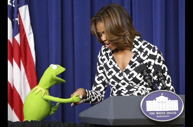 Reuters - La primera dama de Estados Unidos Michelle Obama participó en la presentación de la nueva cinta de los Muppets, aquí con la Rana René.