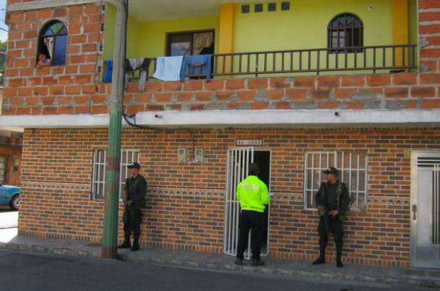 Cortes&#237;a: Polic&#237;a - Los bienes pertenecen principalmente al presunto cabecilla de la organizaci&#243;n, un sujeto de nombre Carlos Mario Triana V&#225;squez, conocido con el alias de Gordo Chiquito, capturado por la Polic&#237;a en febrero de 2011.