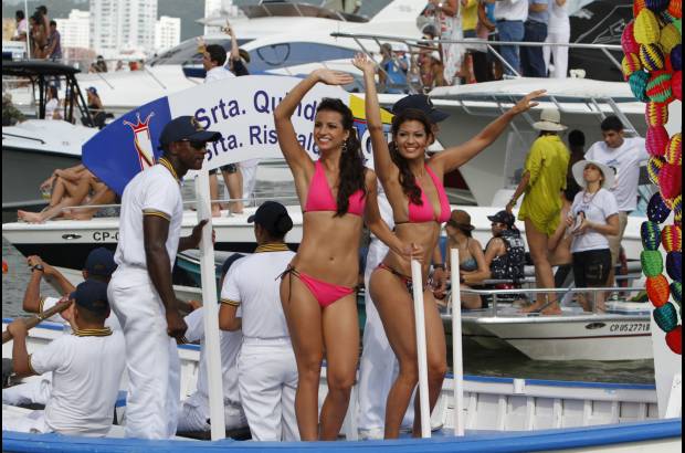 Colprensa - En este tradicional evento, las candidatas recorrieron la bahía de Cartagena, acompañadas de los cadetes de la Escuela Naval. La cita final fue en el Club Naval, donde las candidatas desfilaron en un acto de carácter benéfico para la Acción Social Naval.