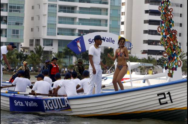 Colprensa - En este tradicional evento, las candidatas recorrieron la bahía de Cartagena, acompañadas de los cadetes de la Escuela Naval. La cita final fue en el Club Naval, donde las candidatas desfilaron en un acto de carácter benéfico para la Acción Social Naval.