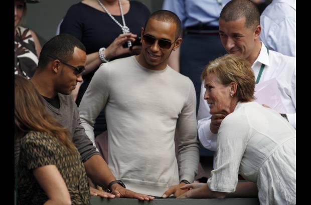 AP - El piloto de la F&#243;rmula Uno Lewis Hamilton (centro), de la escuder&#237;a McLaren, es uno de los personajes que ha circulado por las tribunas de la pista central.