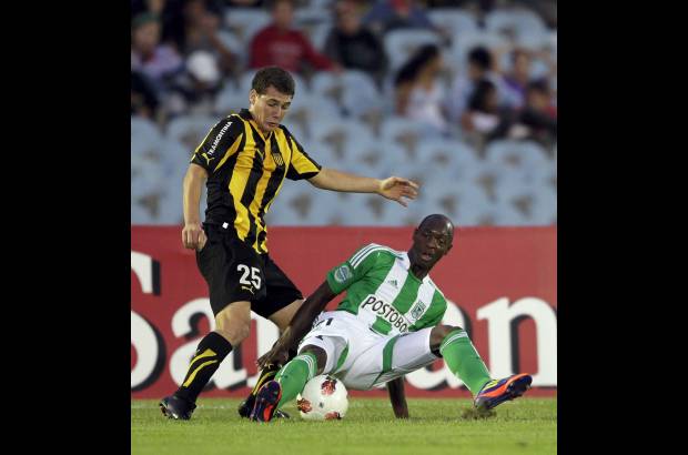 Reuters - Partido de la segunda jornada del Grupo 8 disputado en el estadio Centenario de Montevideo ante unos 40.000 espectadores.