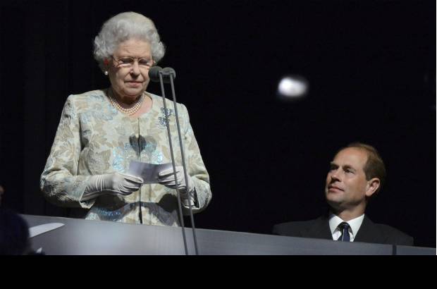 Reuters - Con la aparición de la soberana inglesa y la izada de la bandera británica mientras sonaba el God Save the Queen empezó el desfile de los 4.200 atletas de los 165 países representados.
