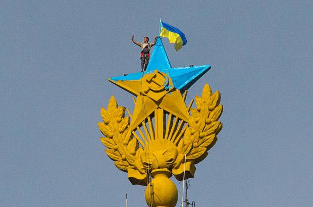 Reuters - El rascacielos moscovita, de 176 metros de altura, es uno de los &#237;conos de la era sovi&#233;tica y se encuentra al este del Kremlin. Aunque la estrella que corona la edificaci&#243;n es dorada, se le llama la &quot;estrella roja&quot;, en alusi&#243;n a la revoluci&#243;n comunista. Manifestantes escalaron el edificio y pintaron la estrella con los colores nacionales de Ucrania. 4 personas fueron detenidas por el hecho.
