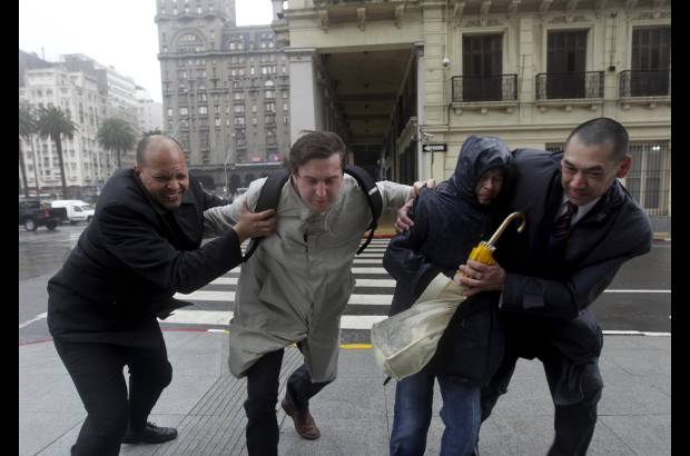 Reuters - Adem&#225;s, se recomienda retirar del exterior de las viviendas objetos que puedan ser impulsados por los fuertes vientos &quot;transform&#225;ndose en proyectiles&quot;.