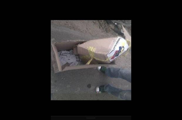 - Caja encontrada en la troncal 5 de Barinas con papeletas electorales marcadas, seg&#250;n usuarios de las redes sociales.